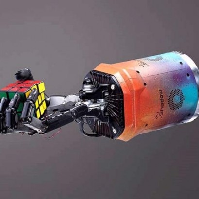 رباتی که با یک دست مکعب روبیک را حل می‌کند