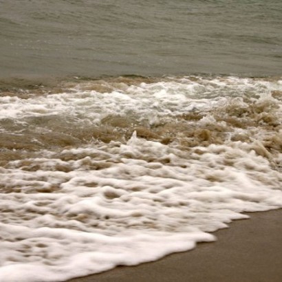 چرا امواج دریا بعد از شکسته شدن کف می‌کنند؟