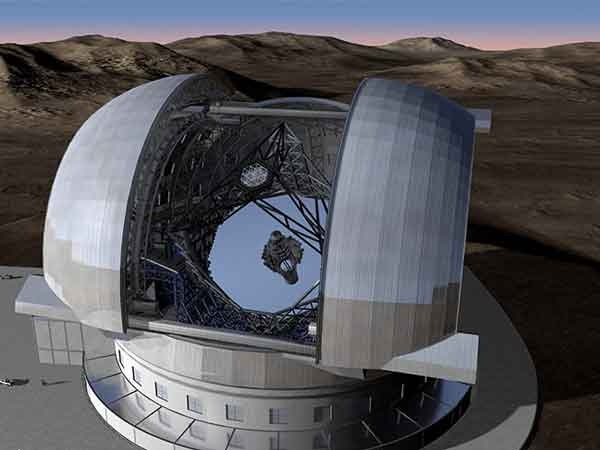نمایی از بالای مدل سه‌بعدی تلسکوپ فوق‌العاده بزرگ اروپایی و محفظه‌ی آن
