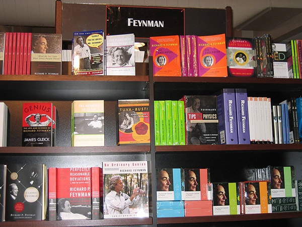 بخش کتاب های فاینمن در فروشگاه کتاب کلتک