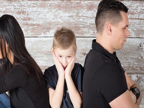 چگونه میتوان با طلاق پدر و مادر کنار آمد؟