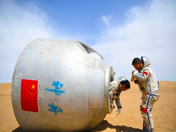 فضانوردان چینی برای شرایط شدید تمرین می کنند