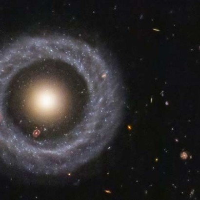 جسم هوگ یک کهکشان حلقه‌ای عجیب