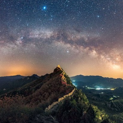 دسته مثلثی ستارگان آسمانی بالای دیوار چین