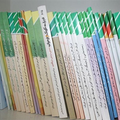 توزیع کتاب‌های درسی برای دانش‌آموزان مناطق زلزله‌زده
