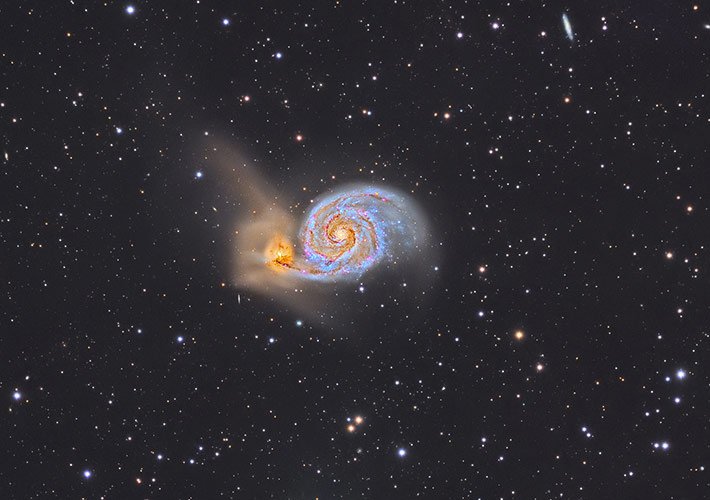 تصویری از کهکشان گرداب و فراسوی آن