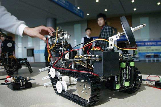 ۳ تیم از شیراز به مسابقات جهانی رباتیک راه یافتند