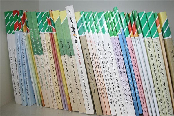 توزیع کتاب‌های درسی برای دانش‌آموزان مناطق زلزله‌زده