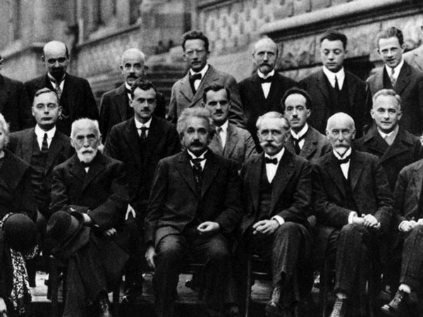 تصویر مشهور شرودینگر، اینشتین و بسیاری دانشمندان بزرگ قرن بیستم