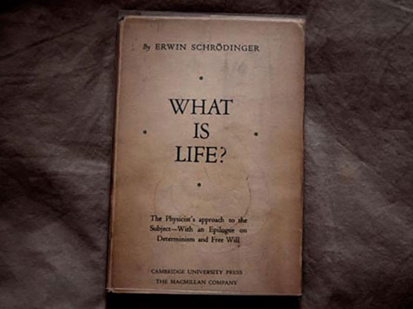 تصویری از کتاب مشهور What is life، اثر اروین شرودینگر