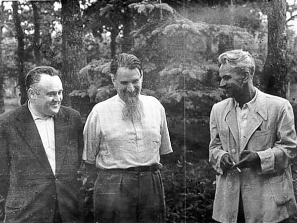 از راست به چپ: کلدیش، کورچاتُف و کارولیوف