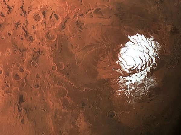 زیر لایه‌ی یخی قطب جنوب مریخ، آب دیده شده است