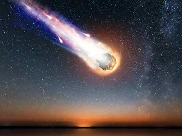 یک سیارک از بیخ گوش زمین رد می‌شود