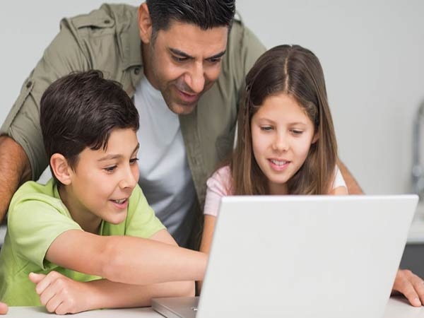 والدین چگونه  استفاده فرزندان از اینترنت را کنترل کنند