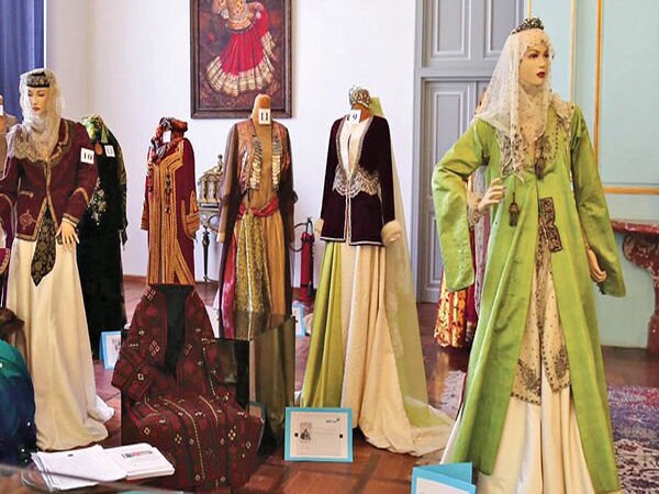 لباس زنان ایرانی در دوران های مختلف را ببینید.