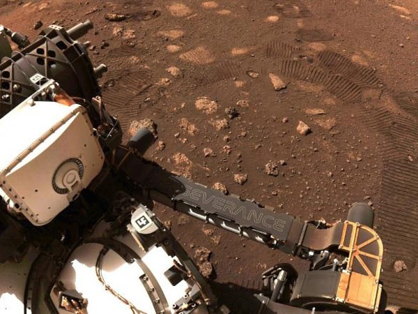 مریخ نورد ناسا اولین آزمایش آزمایشی خود را در مریخ انجام می دهد
