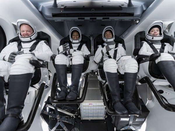 سفر رویایی چهار فرد به مدار زمین