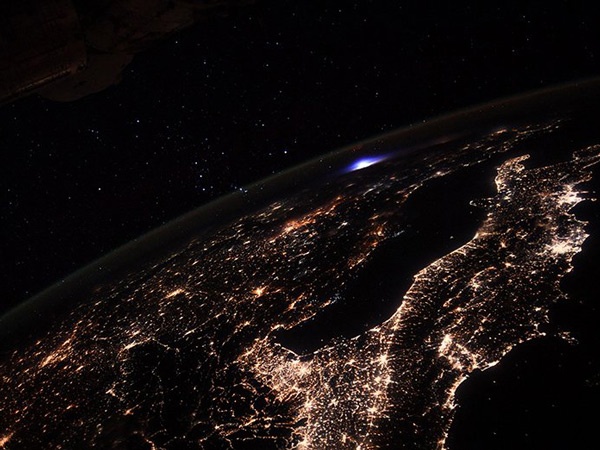 نور آبی عجیبی بر فراز اروپا از ایستگاه فضایی بین‌المللی