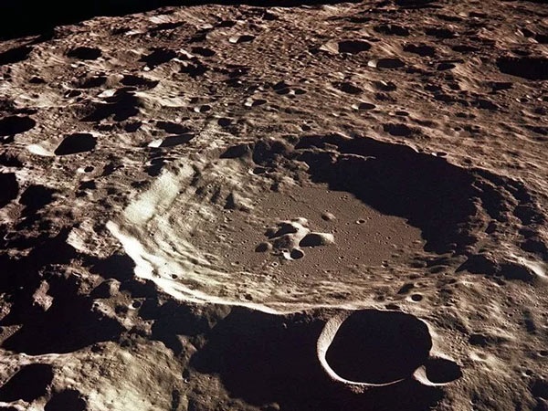 کشف یک شیء مرموزِ مکعب‌شکل در نیمه‌ پنهان ماه!