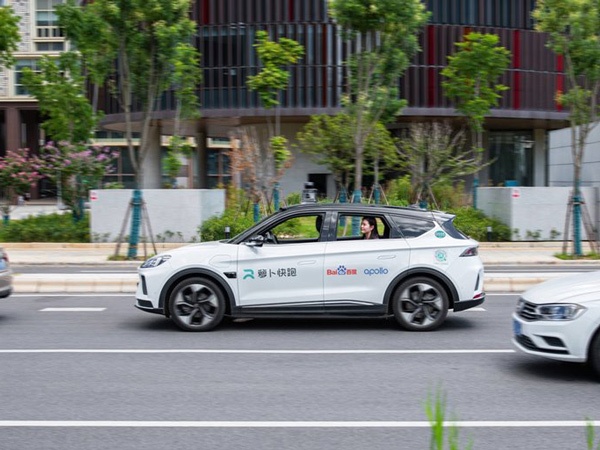 تاکسی‌های کاملاً خودران و بدون راننده بایدو در چین