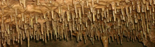 غار کرفتو؛ شگفتی صخره‌ای با کتیبه‌های یونانی در دل کوهستان