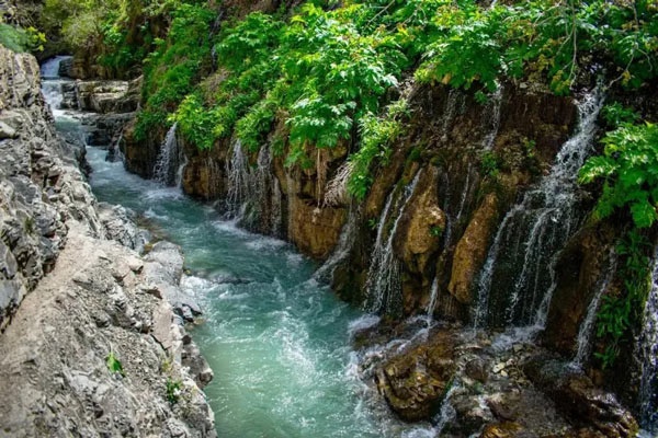 آبشار هفت چشمه؛ طبیعتی بکر در دل جاده چالوس
