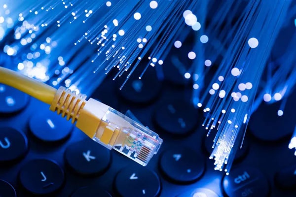 فیبر نوری به زبان ساده؛ چگونه اینترنت در یک تار شیشه‌ای با سرعت نور سفر می‌کند؟