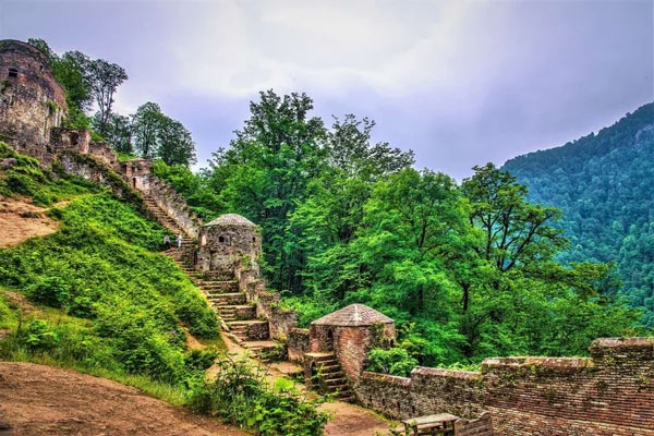 بهترین زمان سفر به قلعه رودخان؛ تماشای تاریخ در قلب جنگل‌های گیلان