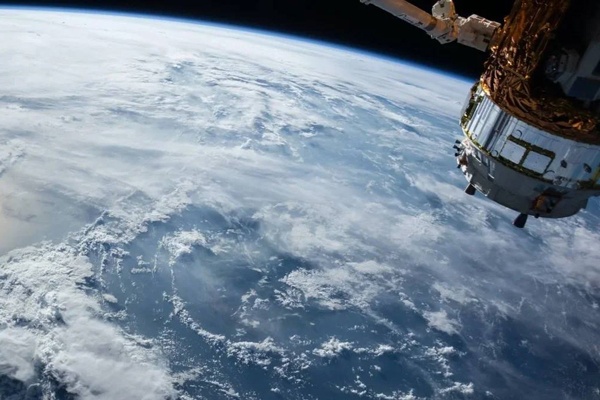 برنامه بزرگ اپل برای ارتباطات ماهواره‌ای