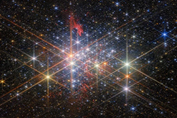 کیهان در حال زوال و تاریکی است