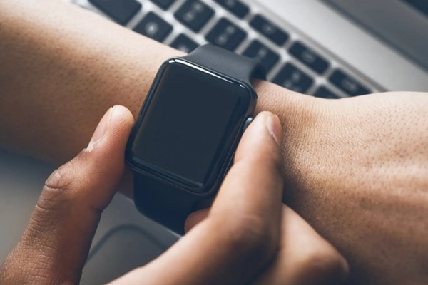 ساعت‌ها با گرمای بدن شارژ می‌شوند.