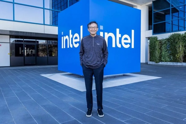 اذعان مدیرعامل اینتل از موج‌های بزرگ عقب مانده بود