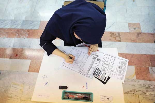 تصحیح بیش از نیمی از اوراق امتحانات نهایی/برگزاری امتحانات در آرامش و با اطمینان بالا